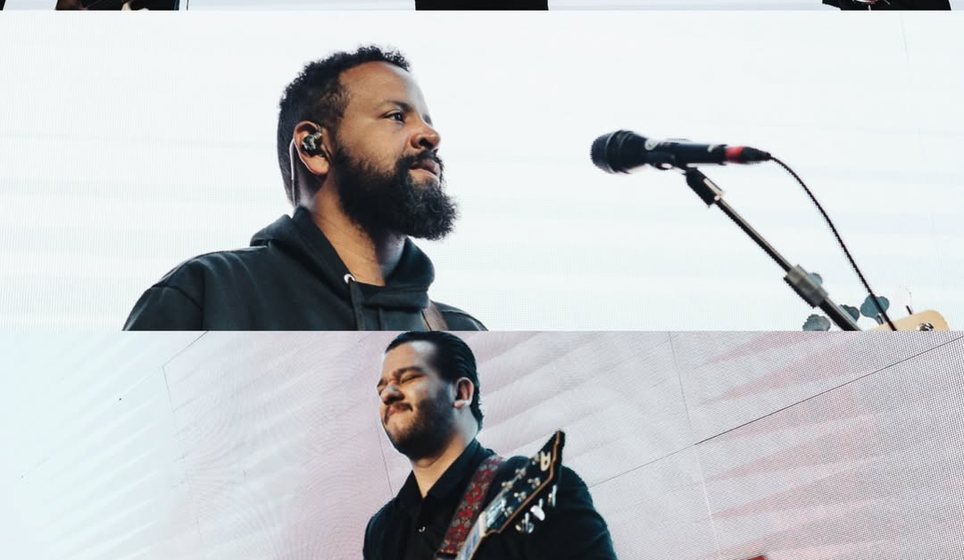 Banda de louvor no palco